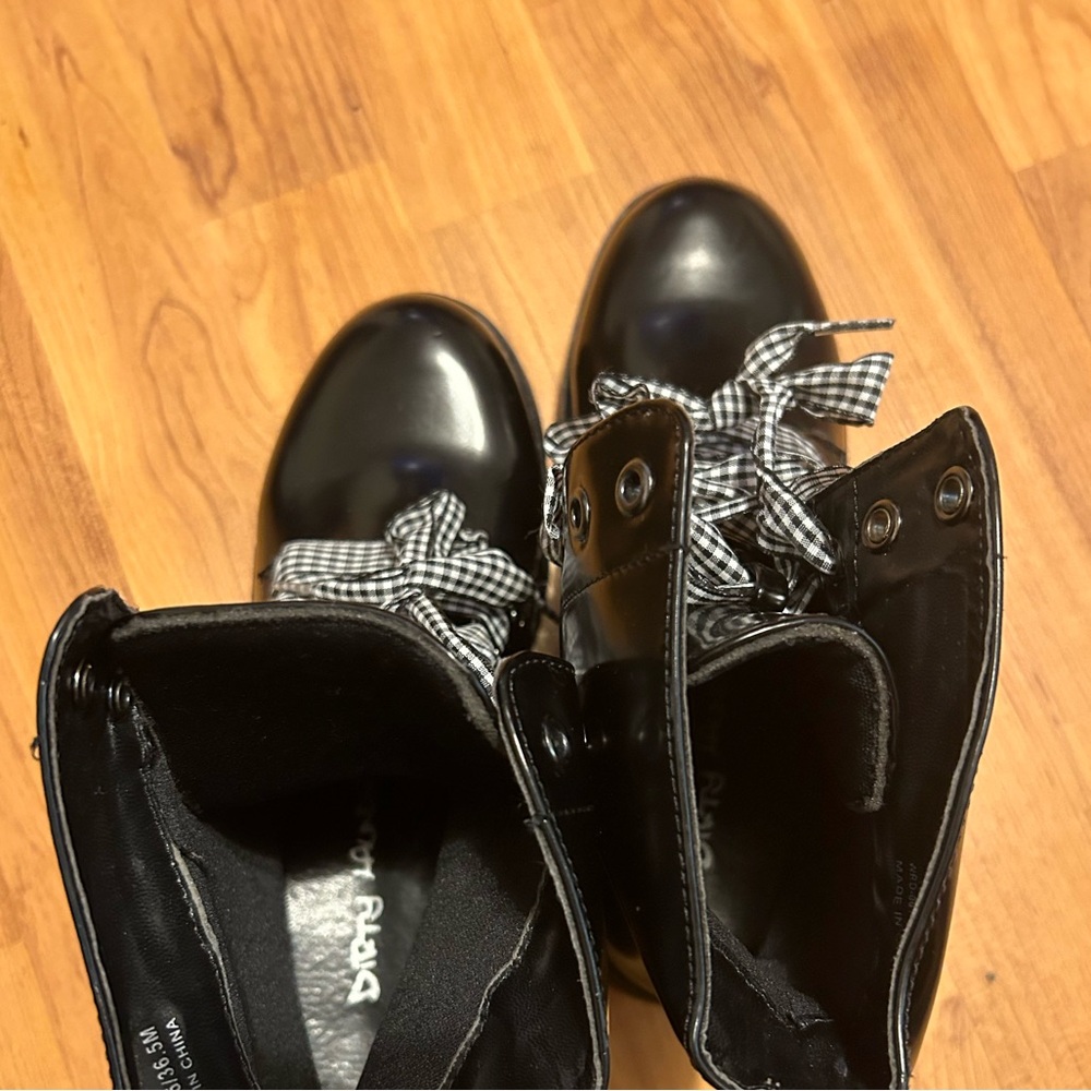 Boots - Picture 7 of 8